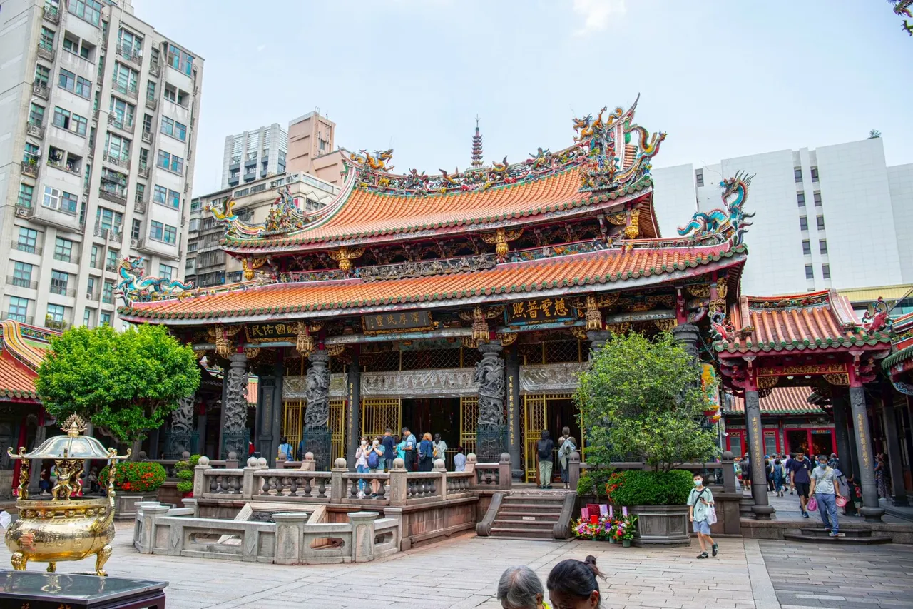 台北凯达大饭店坐落于万华核心地段，不仅能轻松前往龙山寺走春祈福，也可漫步剥皮寮历史街区或造访新富町文化市场，感受传统与潮流交织的台北风貌。台北凯达大饭店提供