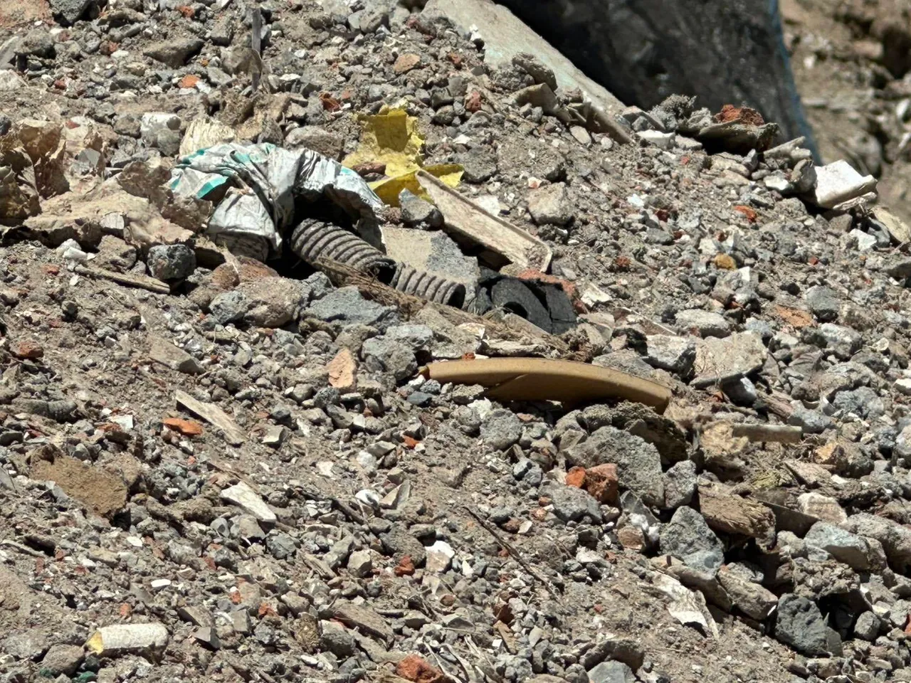 合法業者違規回收廢塑膠廢鋼筋和廢木材，環保局依法開罰。環保局提供