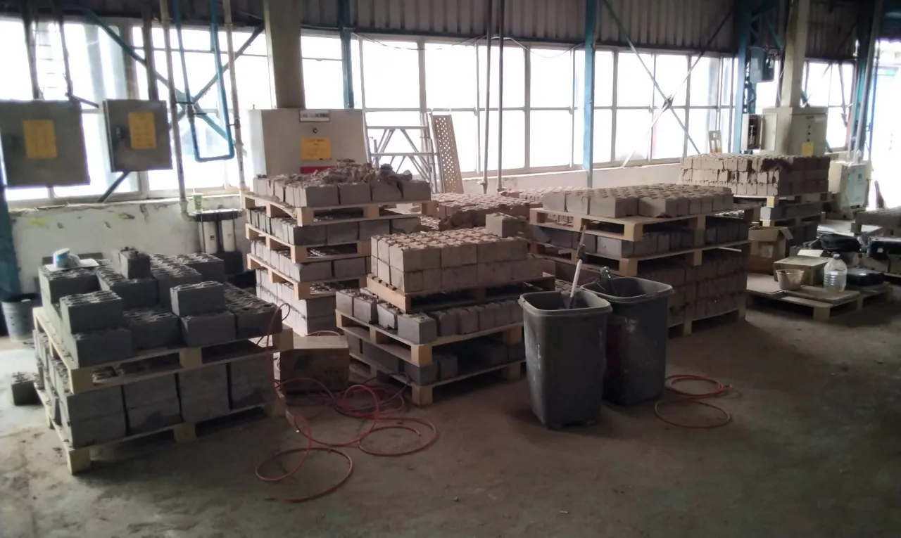 業者收受廢磚塊，經破碎處理後，再製成空心磚。環保局提供