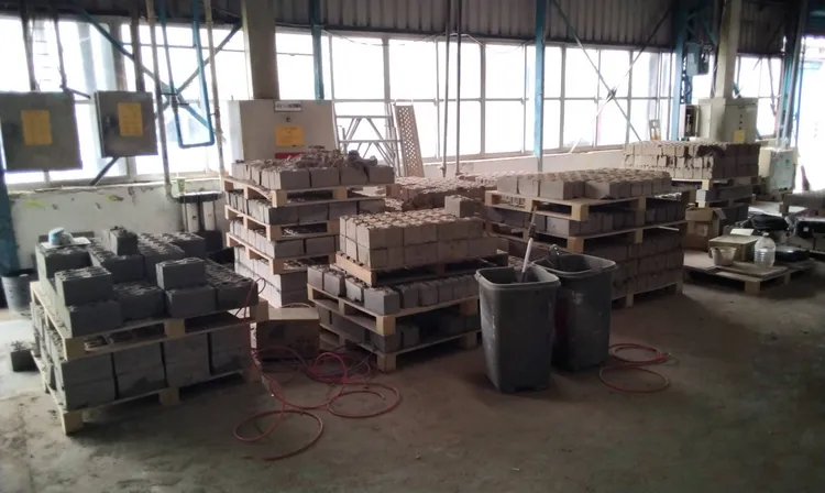 業者收受廢磚塊，經破碎處理後，再製成空心磚。環保局提供