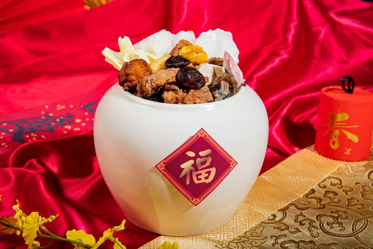 台北凱達大飯店推出的「宮廷花膠佛跳牆」，以慢火細熬數小時，花膠吸收排骨高湯精華，香氣溫潤、膠質滿盈，每一口都充滿年節的暖意與祝福。台北凱達大飯店提供