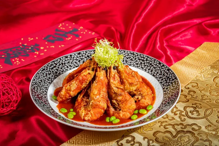 台北凱達大飯店今年新推出的「蒜香茄汁軟殼蝦」，以外殼酥香、肉質鮮嫩的軟殼蝦加入蒜香爆炒與特製茄汁煨煮，酸甜茄香與蒜香完美融合，口感鮮甜不膩。台北凱達大飯店提供