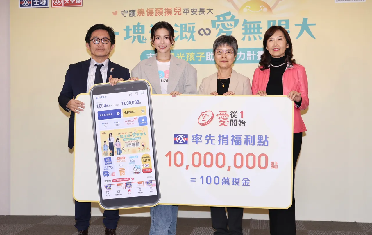 任容萱（左二）呼籲大家一起支持零錢捐。莊宗達攝