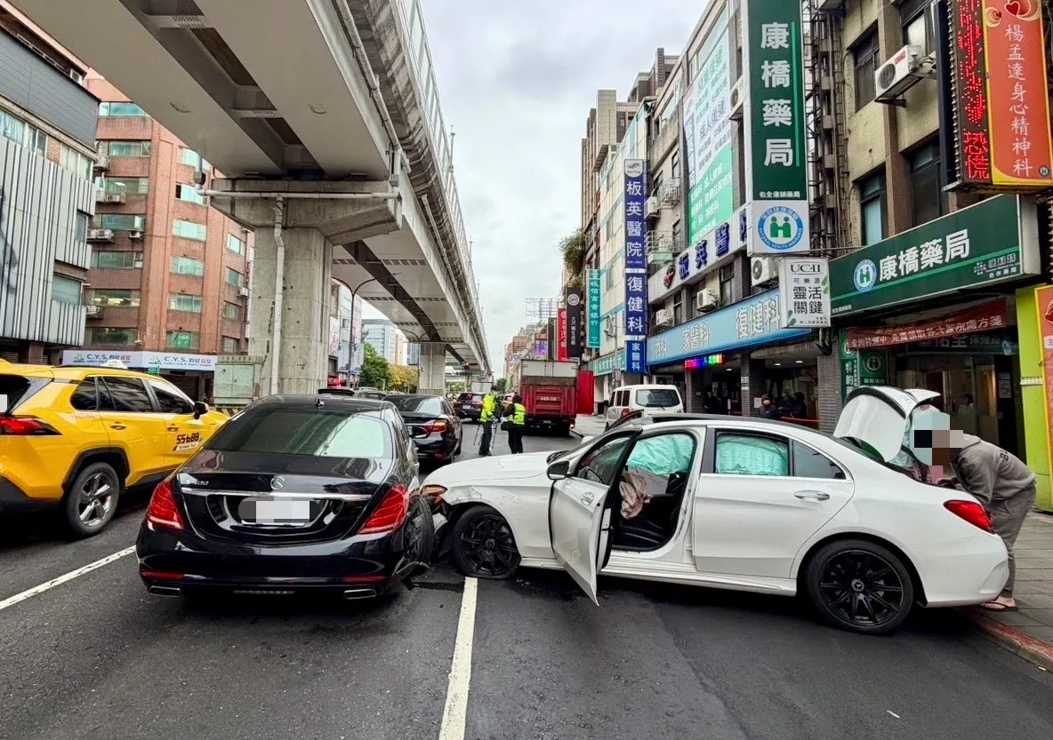 毒駕恍神！賓士男鬼切連撞2車「安全氣囊全炸開」　網友調侃：「C撞S賠不起」