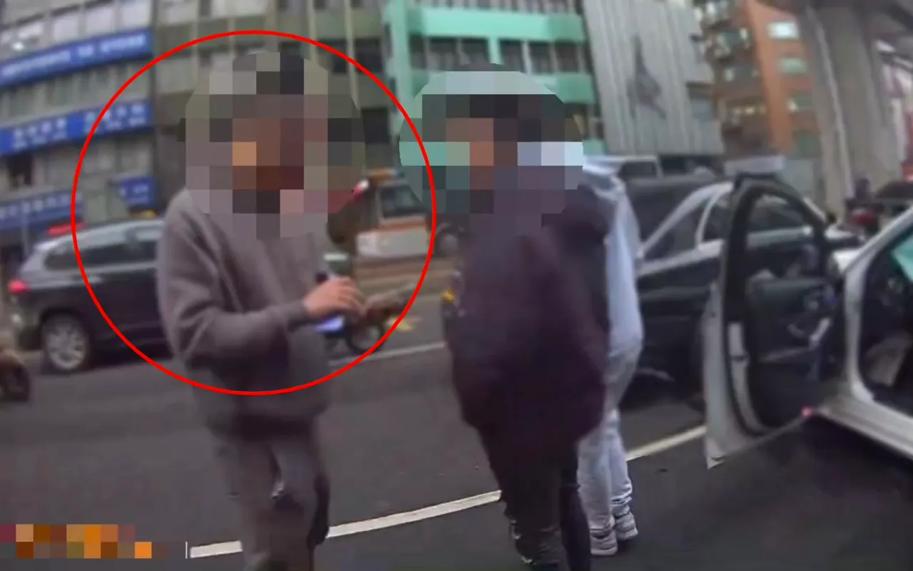 廖男肇事後拼命打手機找人處理。翻攝畫面