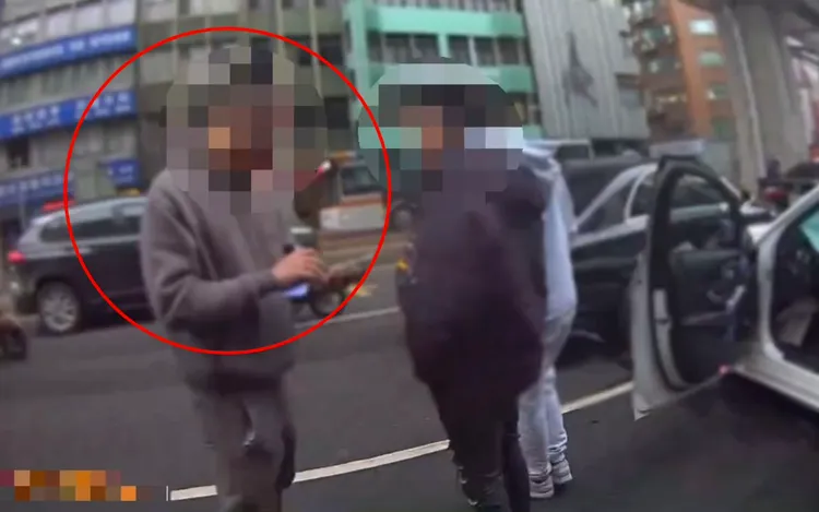 廖男肇事後拼命打手機找人處理。翻攝畫面