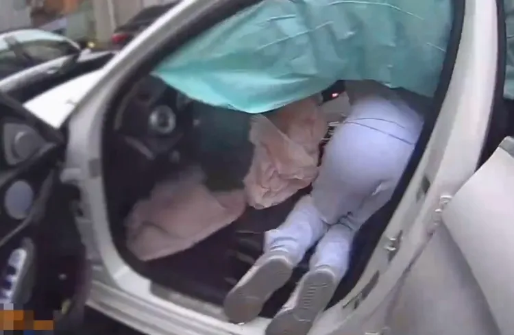 賓士車內多個氣囊炸開，廖嫌友人還回到事故車上尋找噴飛的手機。翻攝畫面