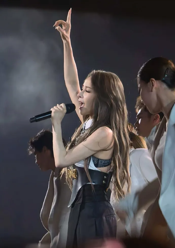 萧亚轩跨年演出带给很多人回忆杀。翻摄悲伤是一念浮夸微博