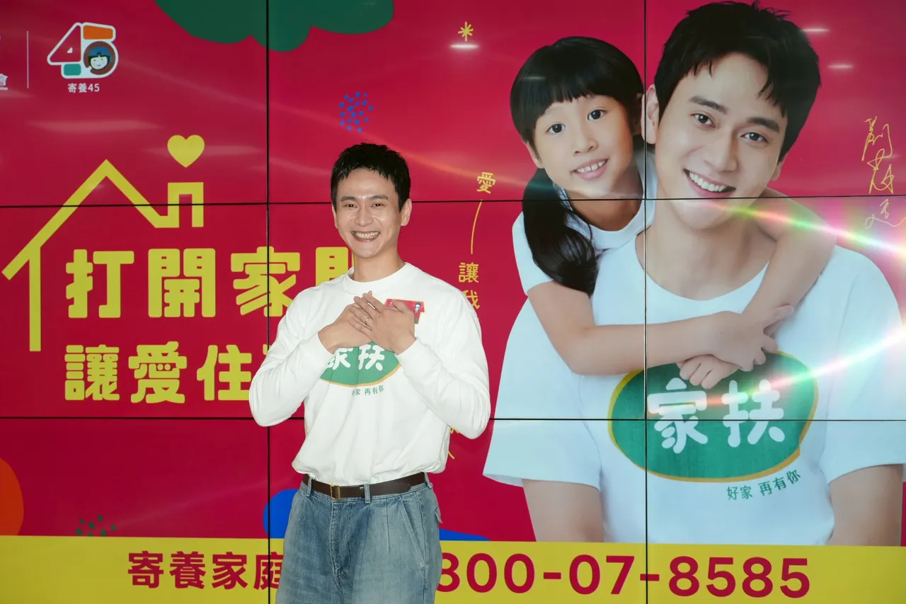 劉冠廷回老家過年變人形立牌。彭欣偉攝