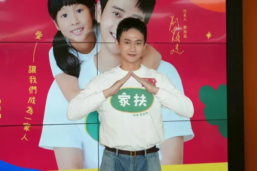 劉冠廷回鄉拜年變人形立牌　鬆口想過拚二胎：不容易