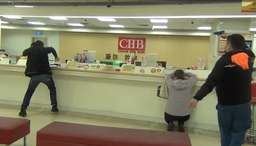 空拍圍捕、唾液毒品快篩！　中和分局「科技」防搶演練震撼登場