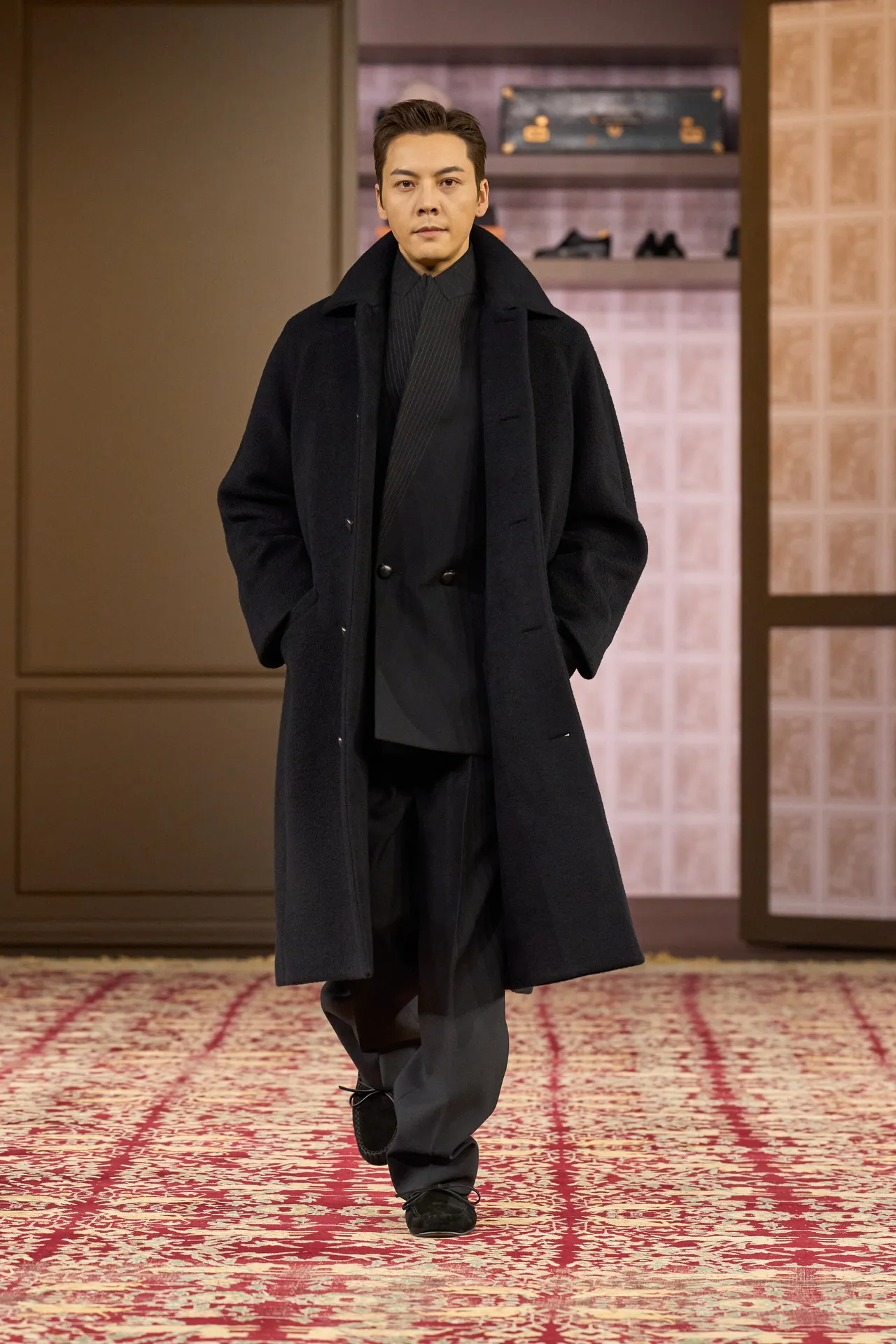 陳偉霆以黑色長大衣搭配西裝套裝走上ZEGNA秀場。品牌提供