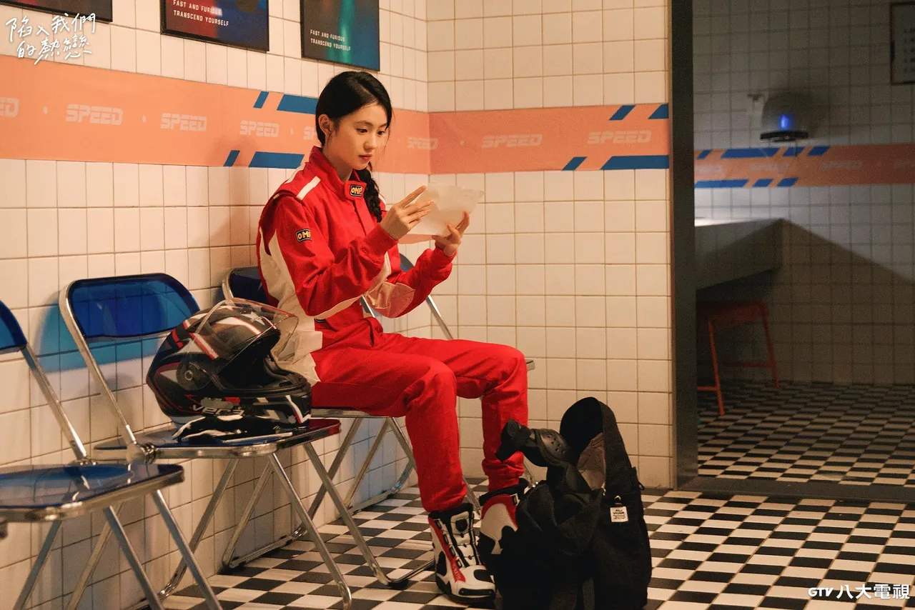 刘浩存为戏穿上帅气赛车服。八大提供