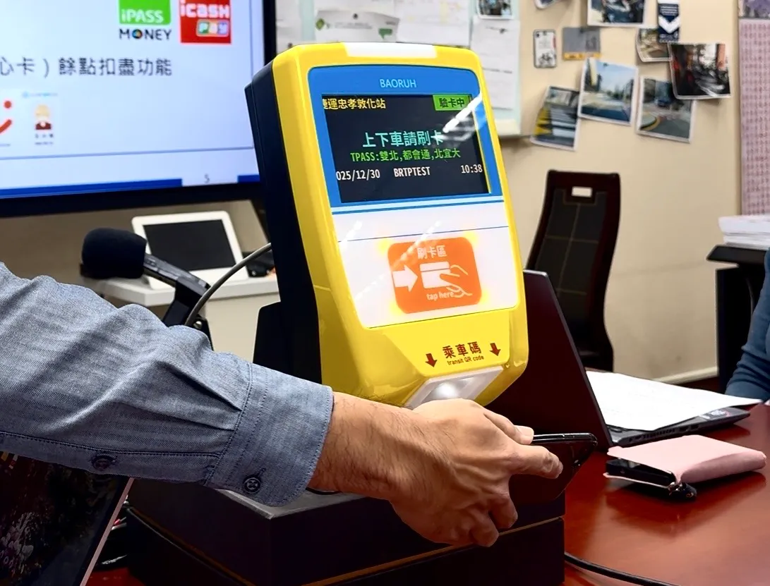 双北市区公车可使用「交通乘车码」（QR Code）搭车。张彩茜摄