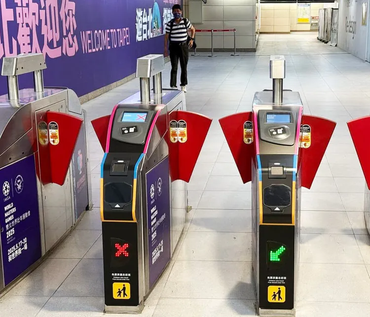 台北捷運QR Code掃碼乘車碼驗票進出閘門。台北捷運公司提供