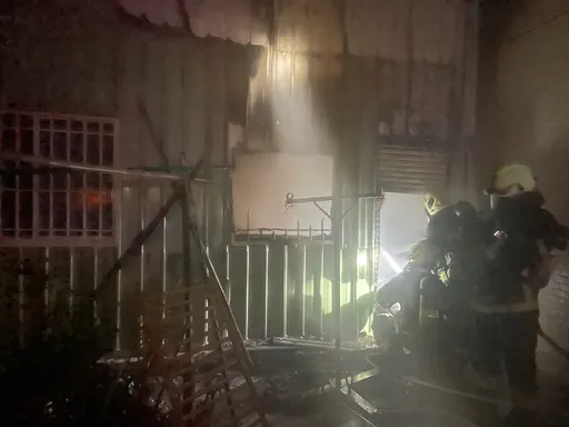 高雄仁武铁皮屋清晨恶火　年轻男女1死1命危