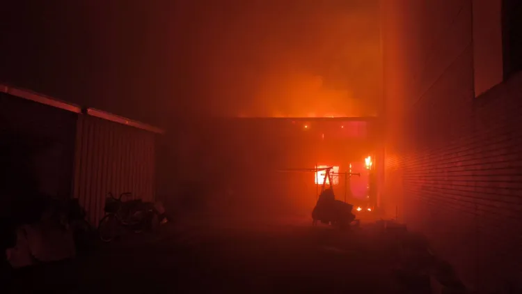 警消到場時已經陷入全面燃燒。民眾提供