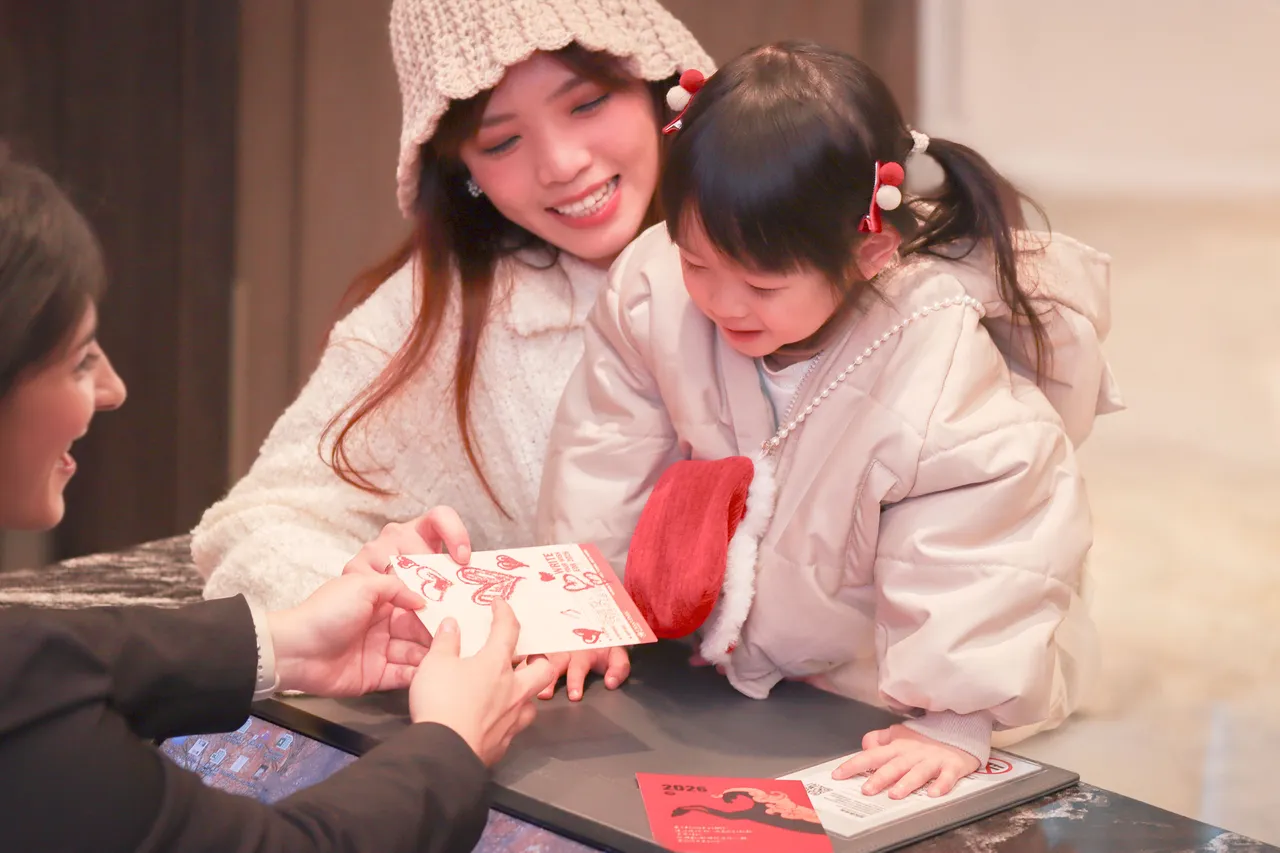 「捲來好運」新年住房專案設計寫給未來自己的心願卡，房客可寫下新年期許並投入飯店設置的「未來郵箱」，由飯店於年底協助寄出。板橋凱撒大飯店提供
