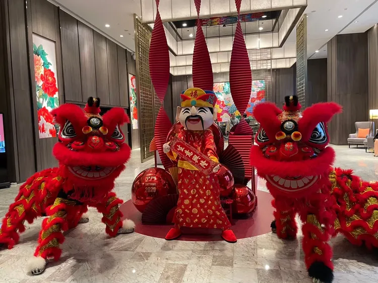 迎接農曆新年，板橋凱撒大飯店於春節期間於飯店前安排舞龍舞獅等民俗活動，營造熱鬧年節氛圍。板橋凱撒大飯店提供