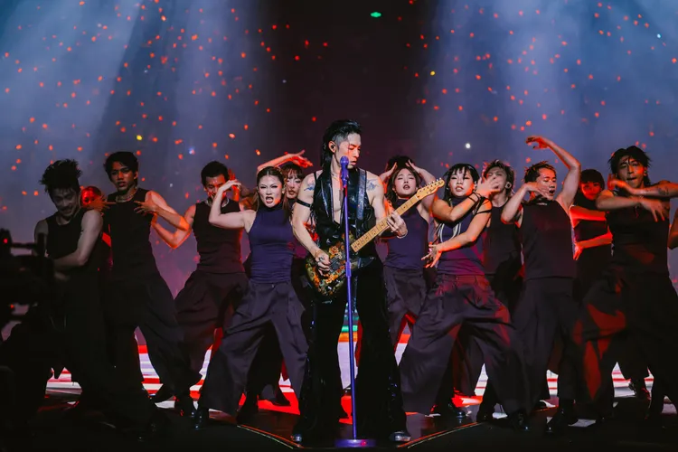 吳建豪抱電吉他「奪命三搖」狂撩粉絲。相信音樂提供