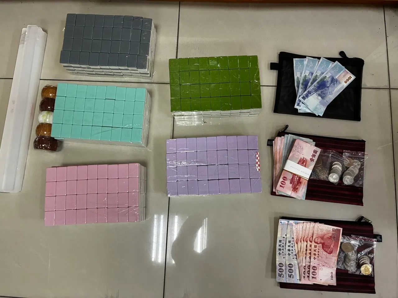 警方查扣麻将等证物。翻摄画面
