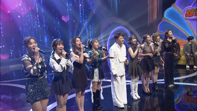 袁小迪（中）與8位女歌手合唱，浪子歌王心被融化，直呼「好幸福」。中視提供