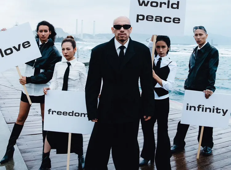 「FIVE TWO EIGHT 五二八」音樂以傳遞愛、和平和療癒為宗旨。還有什麼比這更好工作室提供