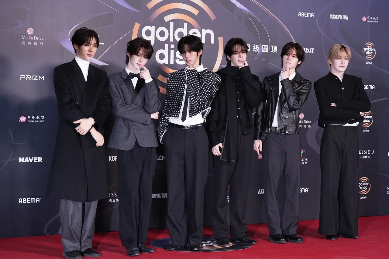 TWS在红毯已先摆出《OVERDRIVE》撒娇舞动作。彭欣伟摄