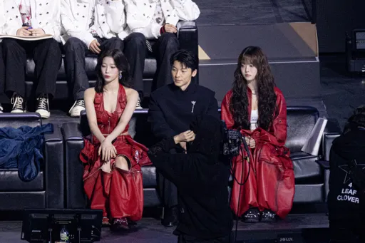 金唱片｜许光汉来了跳「撒娇舞」！合体LE SSERAFIM咬手指摇肩膀