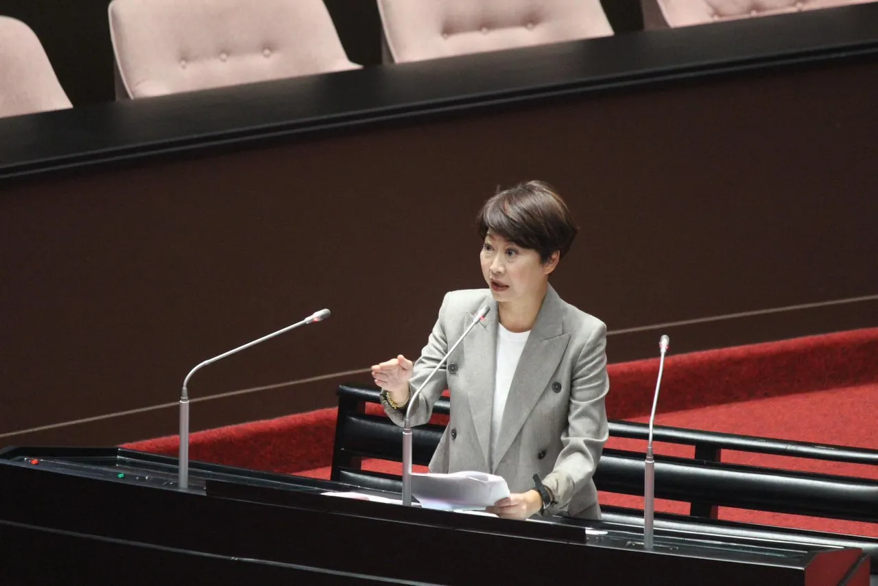 陈亭妃在立法院议场质询。资料照