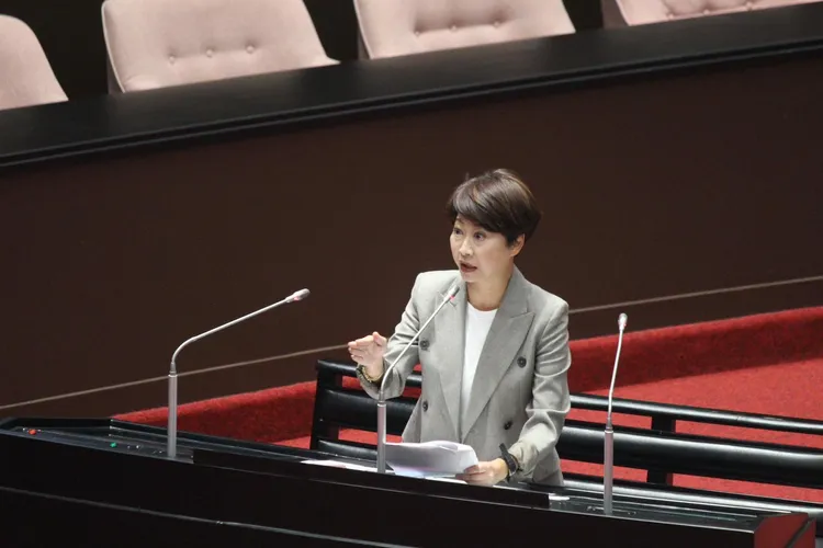 陳亭妃在立法院議場質詢。資料照