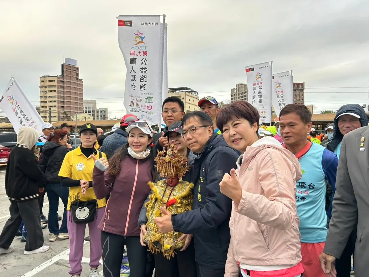 陈亭妃与台南市长黄伟哲参加「盲人环台为公益而跑」活动。陈亭妃脸书