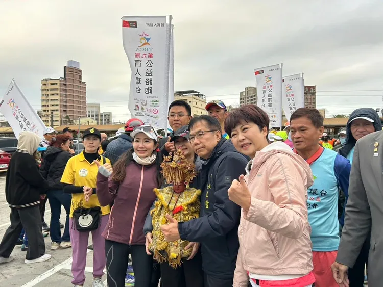 陳亭妃與台南市長黃偉哲參加「盲人環台為公益而跑」活動。陳亭妃臉書