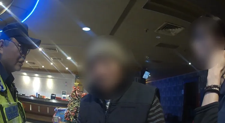 黃男有失智症狀，走失到過往常去的KTV，幸好店家認出是熟客，協助報警送她回家。翻攝畫面