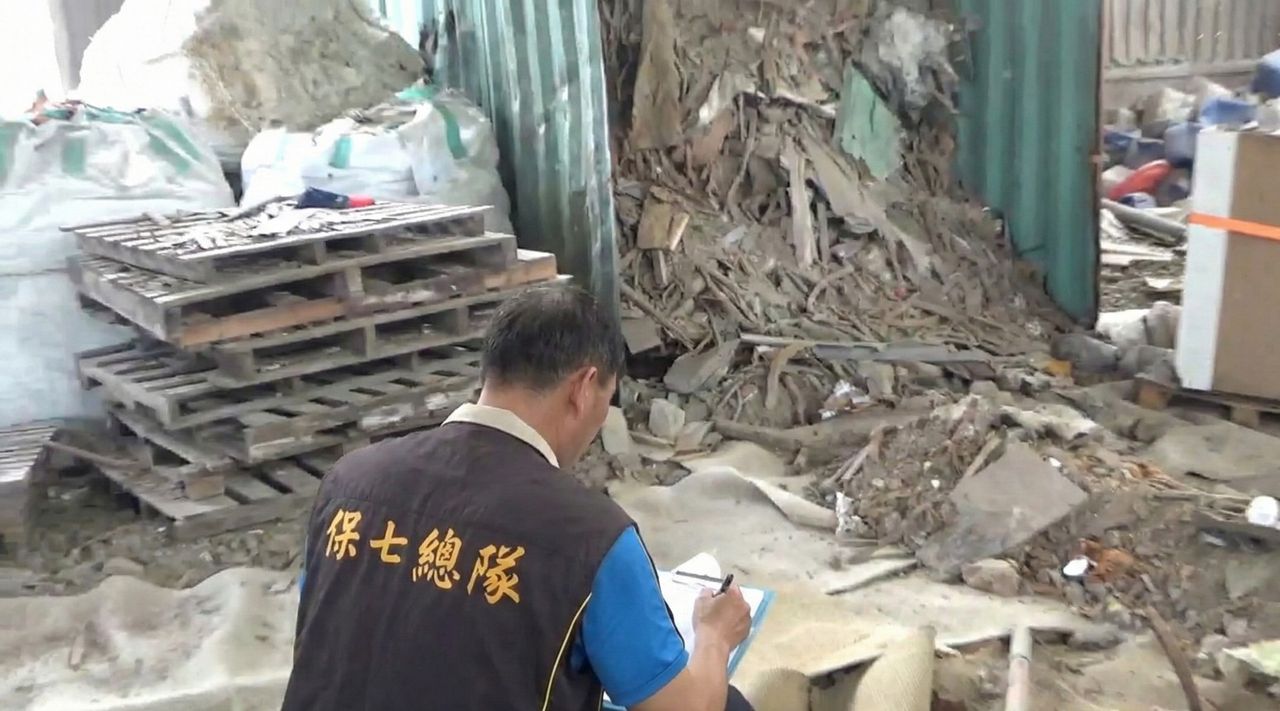 兄弟檔租倉庫狂倒廢棄物!大量營建混合廢棄物 保七總隊破獲黑心租霸