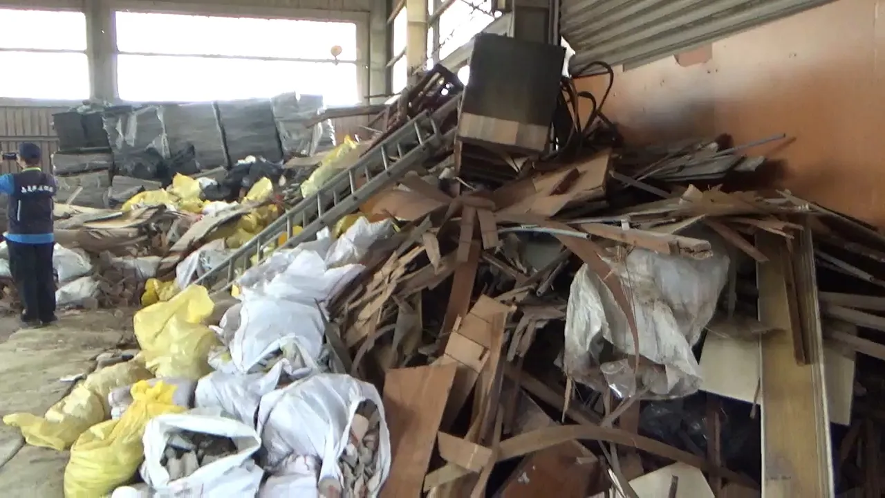 不肖業者租用倉庫，違法棄置廢棄物。翻攝畫面