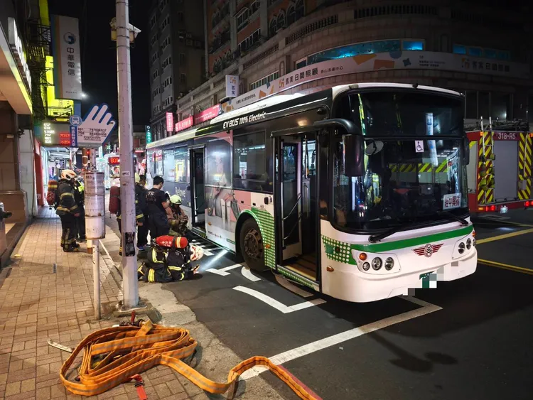 車上悠遊卡機冒煙，司機緊急停靠路邊報案，乘客下車逃生。翻攝畫面