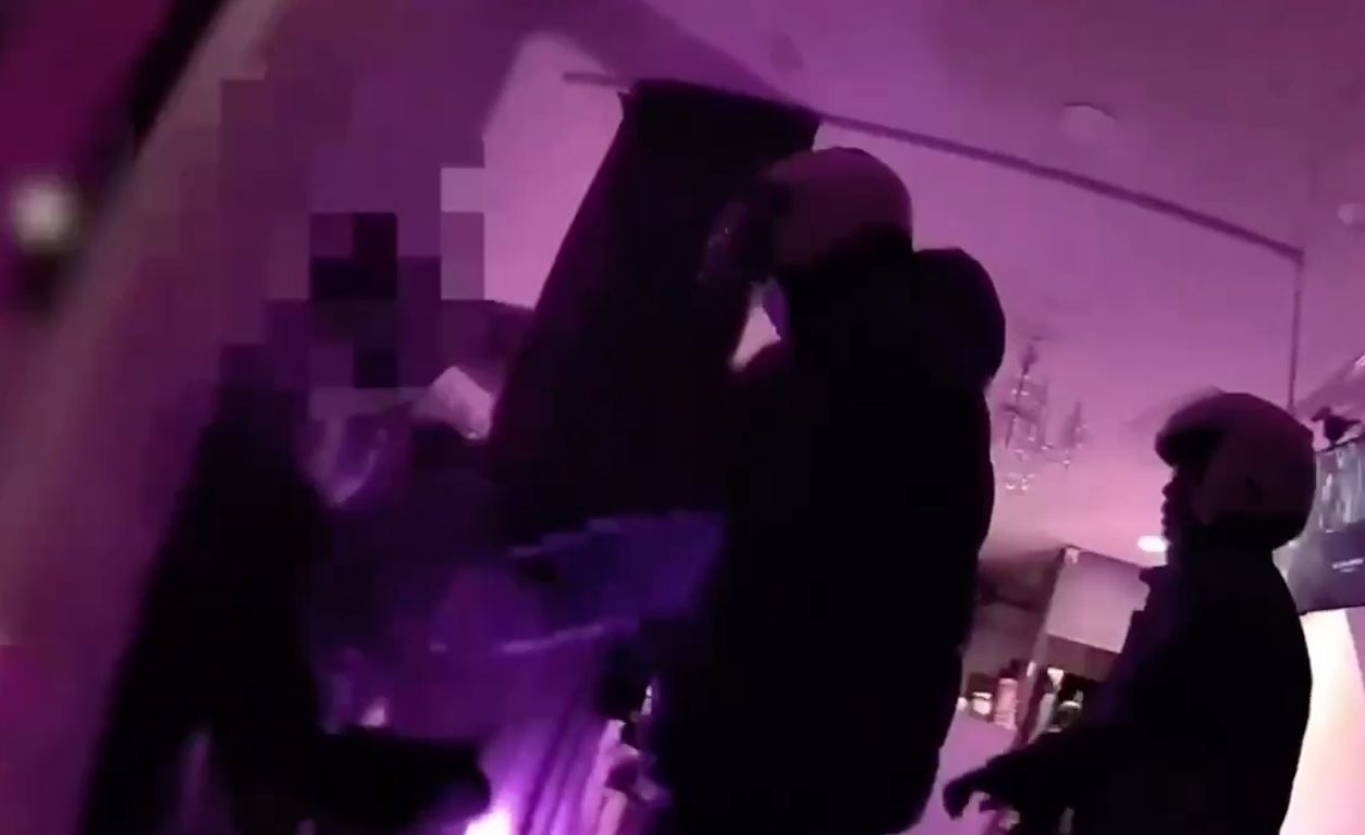 萬華警深夜大規模掃蕩應召站 34名賣淫女被逮!還有男客3人