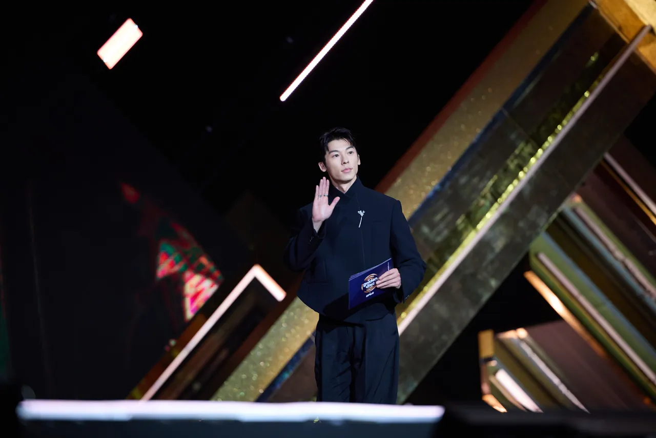 許光漢日前配戴BOUCHERON出席韓國第40屆「金唱片大獎」。品牌提供