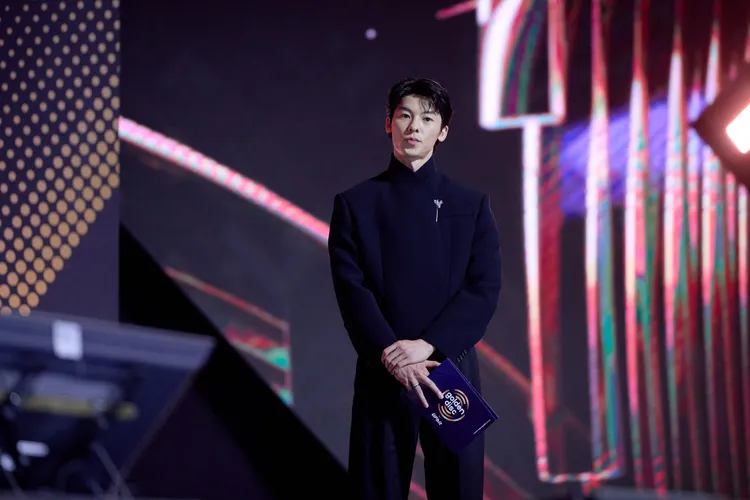 許光漢日前配戴BOUCHERON出席韓國第40屆「金唱片大獎」。品牌提供