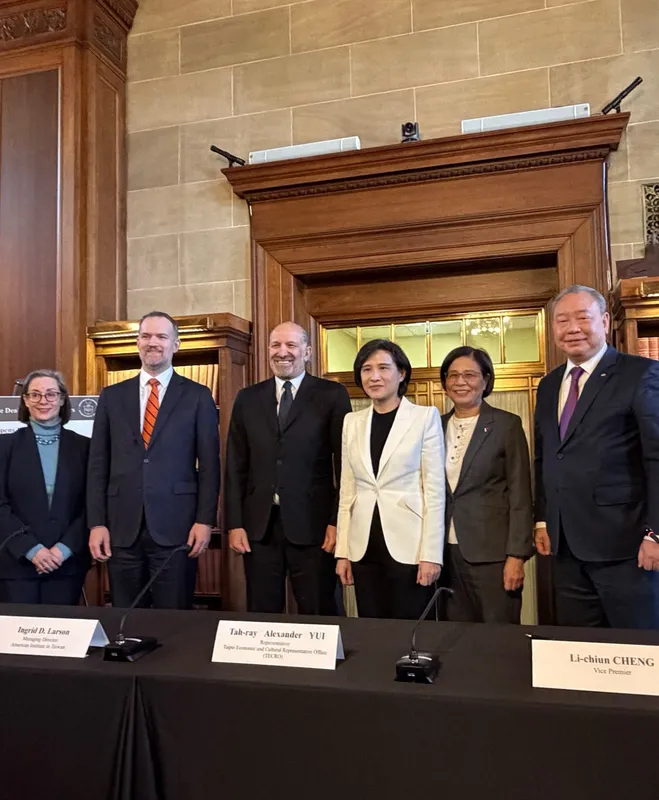 台美關稅談判在美東時間15日結束總結會議，雙方達成包括「台灣對等關稅調降為15%且不疊加，以及半導體及半導體衍生品等232關稅取得最優惠待遇等。圖左起為美國在台協會（AIT）執行理事藍鶯、美國貿易代表署代表葛里爾、美國商務部長盧特尼克、行政院副院長鄭麗君、政務委員楊珍妮、駐美代表處代表俞大㵢。
（行政院提供）中央社