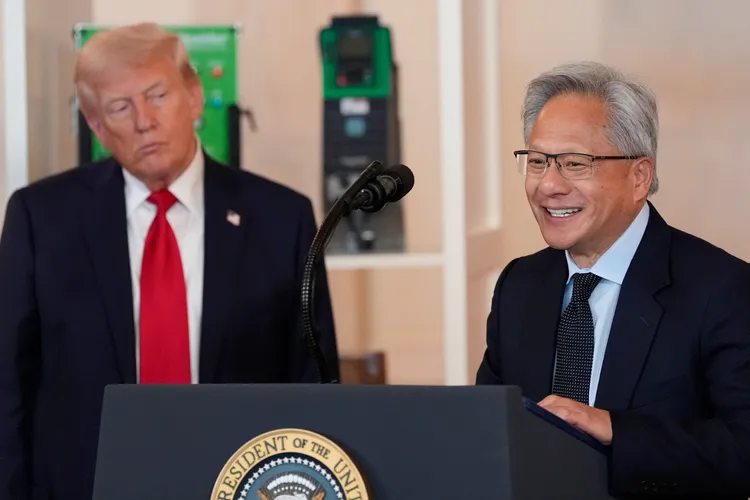 美國總統川普（左）將輝達執行長黃仁勳視為AI科技顧問。美聯社