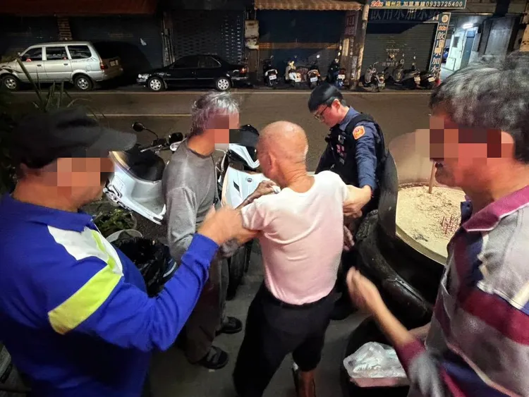 中壢警民合作連繫家屬把老翁帶回家。中壢警分局提供