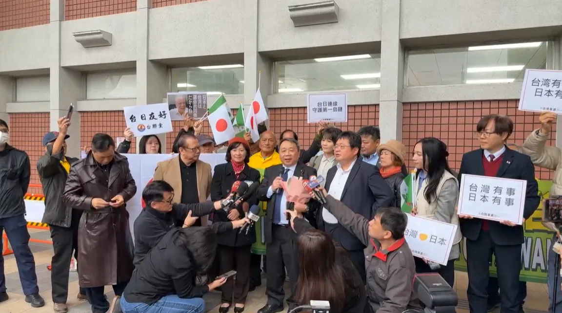 吴欣岱亲赴松山机场欢迎日本参议员石平。翻摄《吴欣岱＠台湾基进》脸书