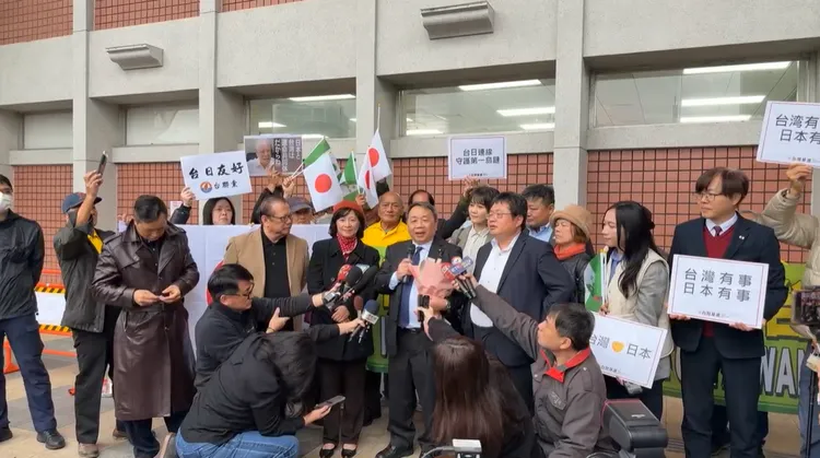 吳欣岱親赴松山機場歡迎日本參議員石平。翻攝《吳欣岱＠台灣基進》臉書