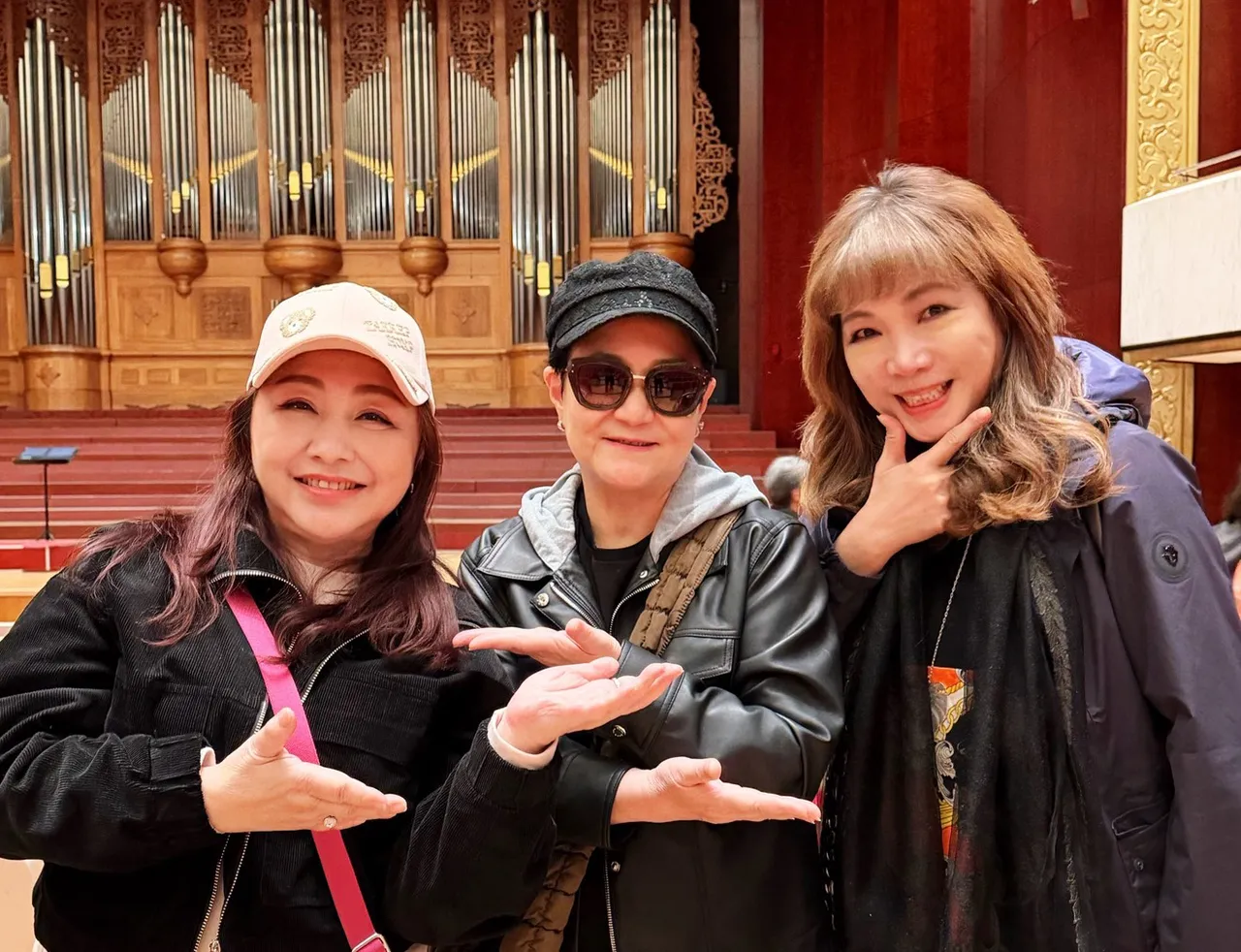 鄭怡（左一）、邰肇玫、王海玲受邀回到台大。星光娛樂提供