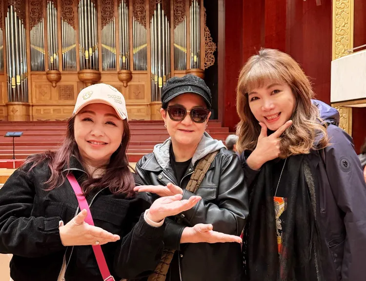 鄭怡（左一）、邰肇玫、王海玲受邀回到台大。星光娛樂提供