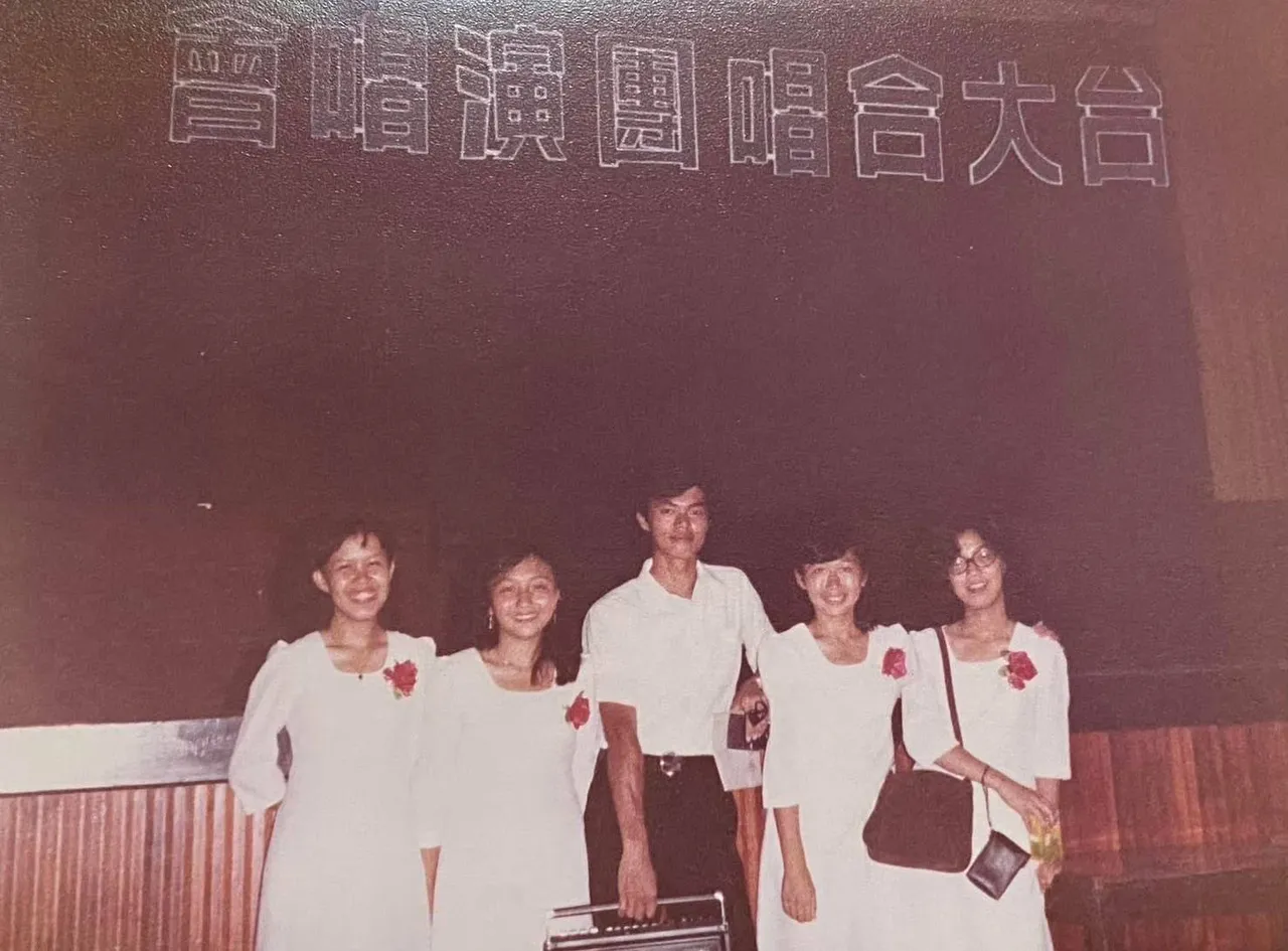 鄭怡（左二）大學時期的青澀模樣。星光娛樂提供