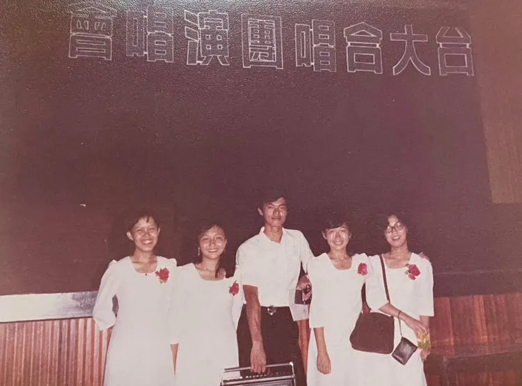 鄭怡（左二）大學時期的青澀模樣。星光娛樂提供