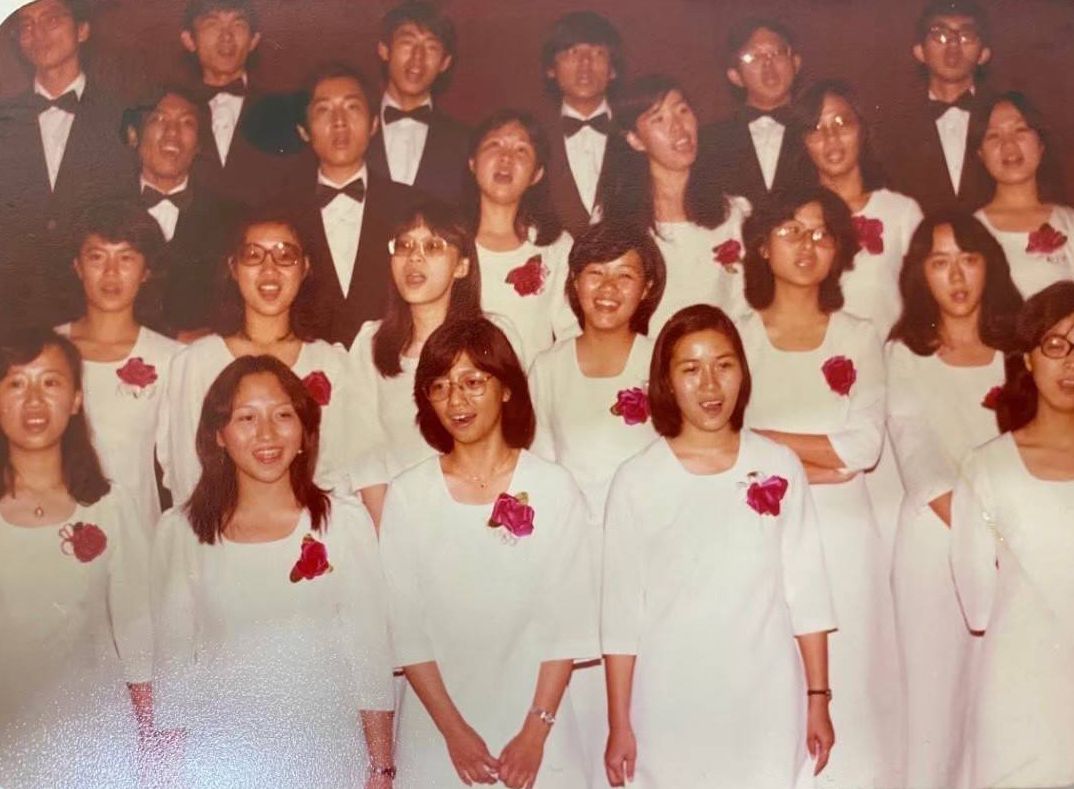 「民歌天后」夢回台大校園 學生嫩照出土!17歲美成這樣